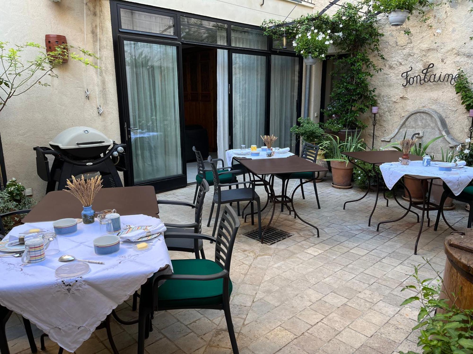 Bed and Breakfast La Cour Carree Rustrel Exterior foto